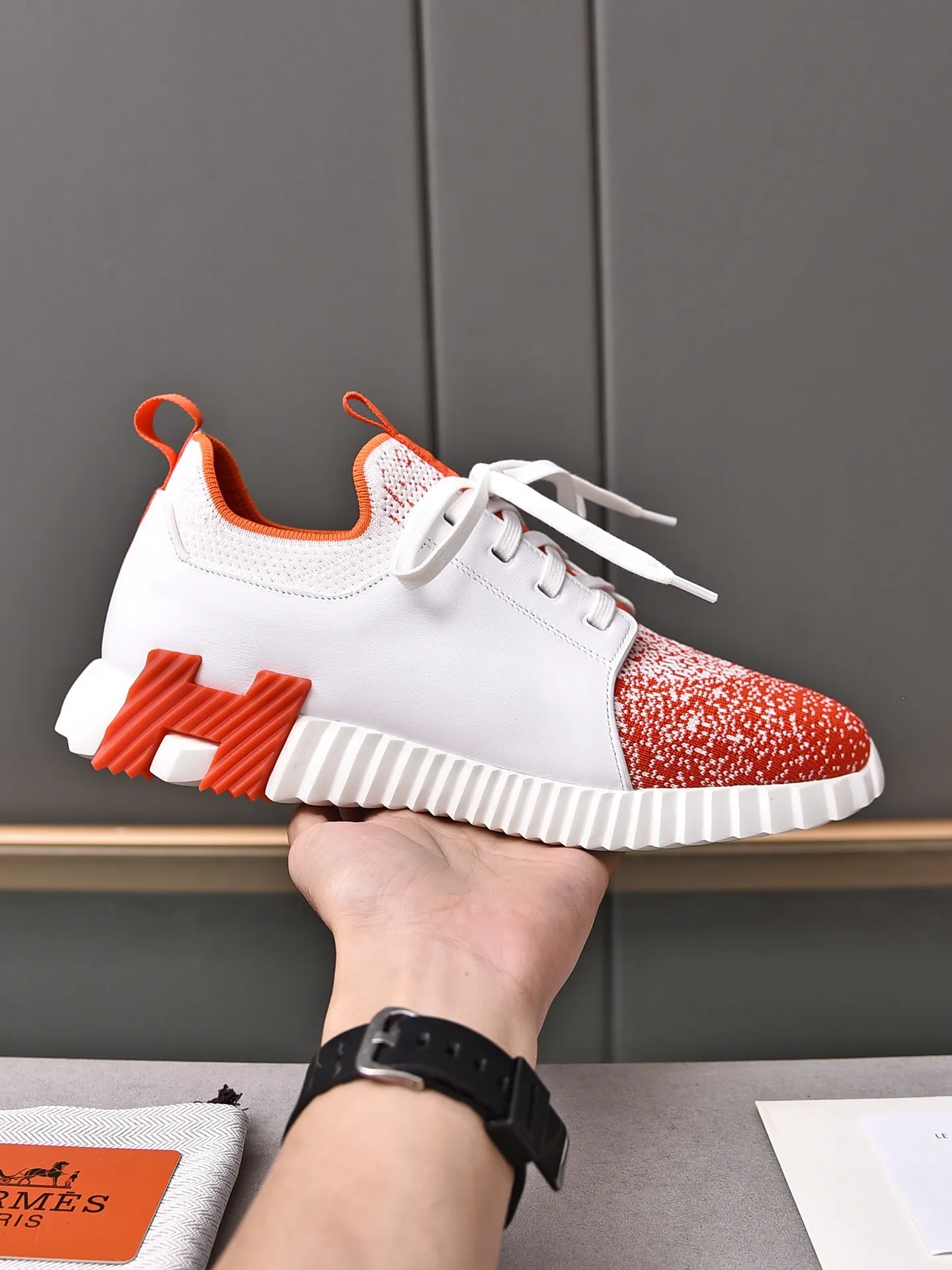 Factory price PP600 [Hermes] fe new arrival~ New Bouncing sneakers are the most comfortable shoes from Hermès, no one else⃣️. They are very light on the feet and look great. You won’t feel tired even when you go shopping and running around. 👍 Very light and comfortable, very light, suitable for both sports and leisure, and feel great when you step on them! It’s up to you to choose, there’s always what you want~ ✔️Fabric: Imported first-layer cowhide + high-elastic fly weave ✔️Inner lining: Imported water-dyed cow lining ✔️Outsole: Seamless combination of IP+TPU (multi-color letters) German technology irradiation machine ✔️Code number: Male 38-44 (45 customized)